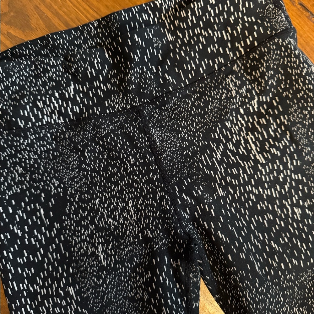 EUC Fabletics Black and White Patterned Capri Leggings M Medium